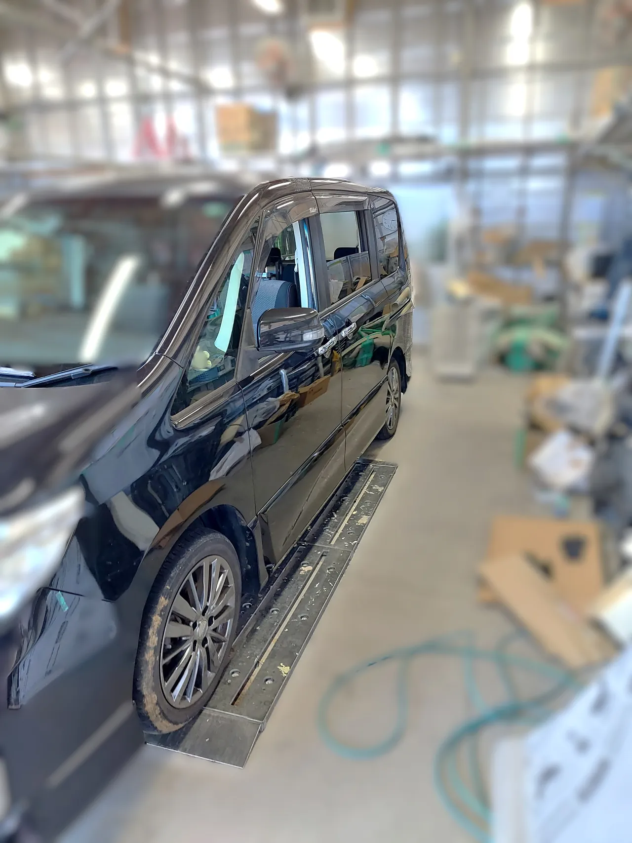 完成した日産セレナ（C26）の左斜め前。左フロントドアと交換した左スライドドア