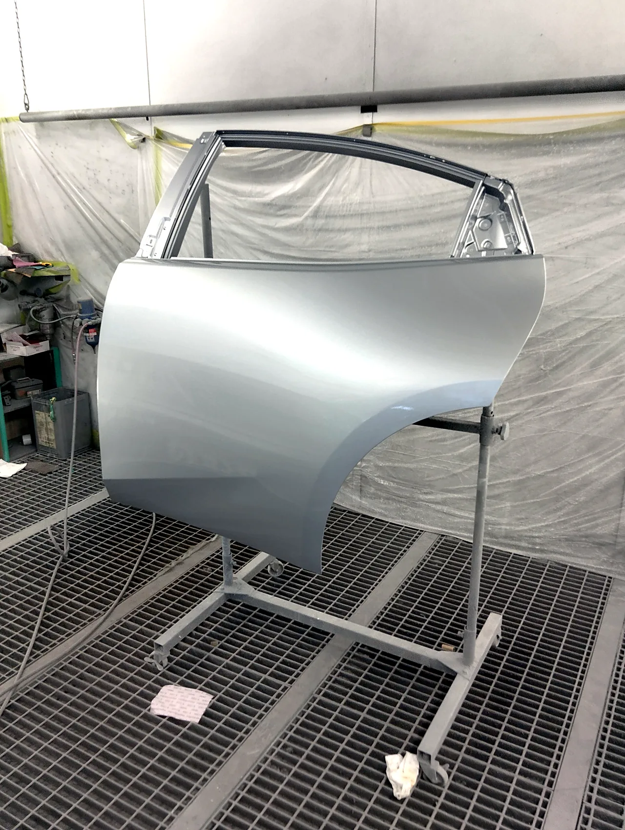 スタンドの上で1L0の銀色に塗り終えた、新品のプリウス左リヤドア