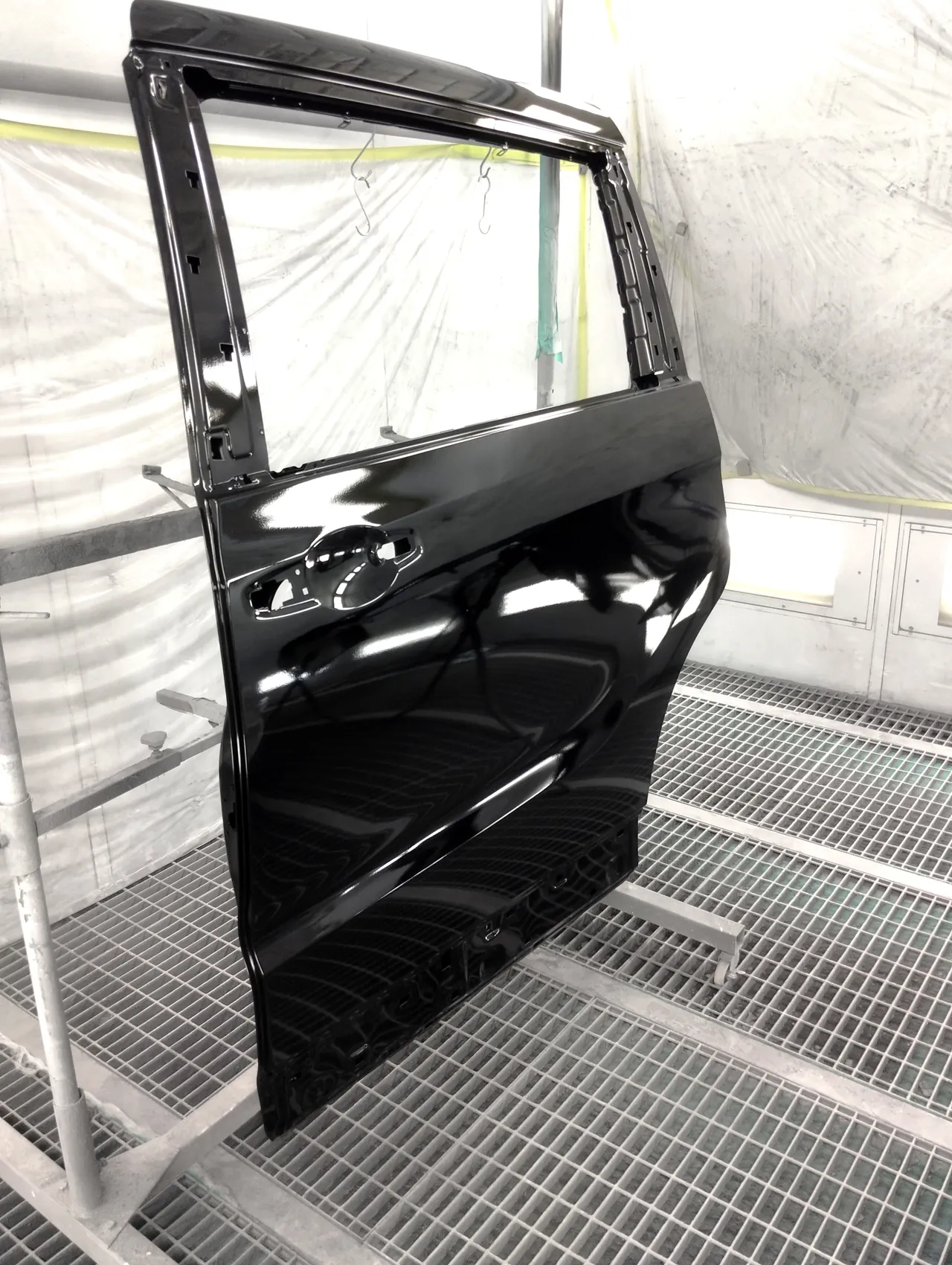 NH731Pの黒に塗り終えた、台の上の新品のオデッセイの左スライドドア