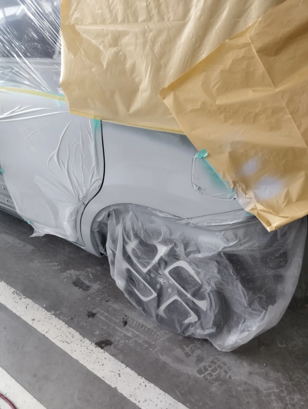 シエンタの左リヤクォーターのパテの上に吹いたグレーのサフェーサー