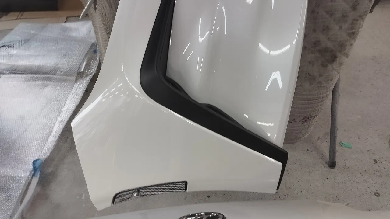 GR86の新品のフロントバンパーの角の寄り。黒いL字の縁取りが付いた状態