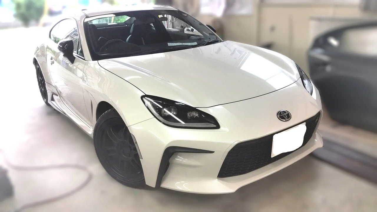 修理を終えたトヨタ GR86の右前。新品のフロントバンパーと右フロントフェンダー