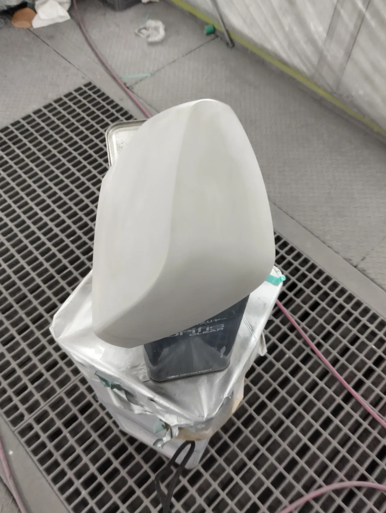 クラウン クロスオーバーのドアミラーのカバー。グレーで届いた部品を塗装ブースの台に立てたところ