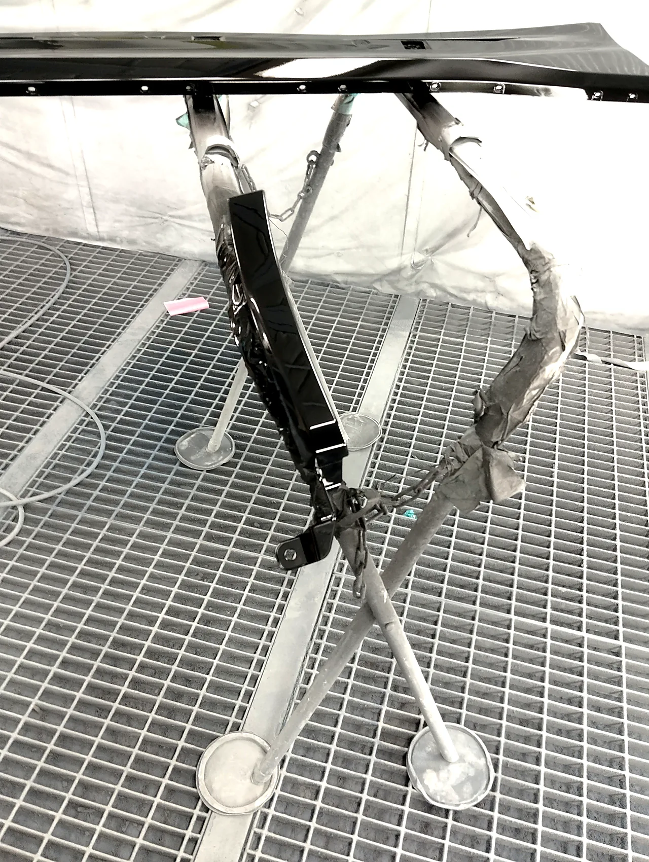 クリヤーを重ねた金具付きの小さな部品と細長い部品（40系アルファード用）