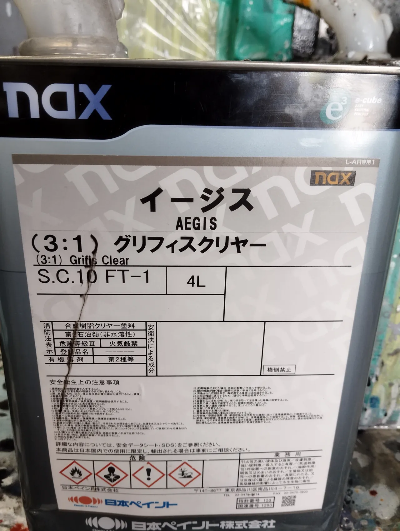 40系アルファードの塗装の合間に写したクリヤーの缶（日本ペイント nax イージス（3:1）グリフィスクリヤー）
