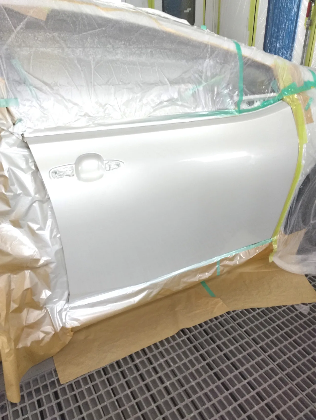 089の白で塗り終えたプリウスの右フロントドア（取っ手は外したまま）
