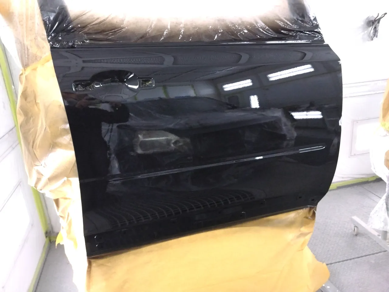 塗り終えた日産 T31エクストレイルの交換用の右フロントドア。照明がまっすぐ映り込む