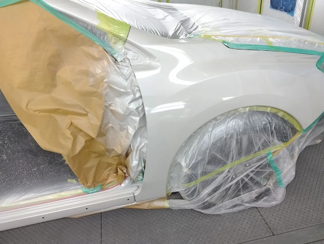 37Jの白に塗り上がったインプレッサの右フロントフェンダー(前ドアの開口部側は紙で覆う)