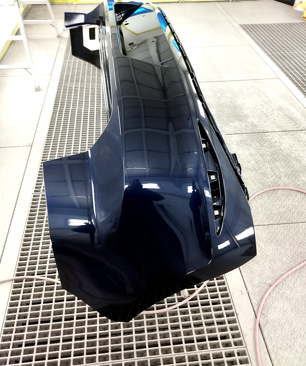 LH5Xで塗り終えたゴルフ7のリヤバンパーの角（塗装ブースの台の上）