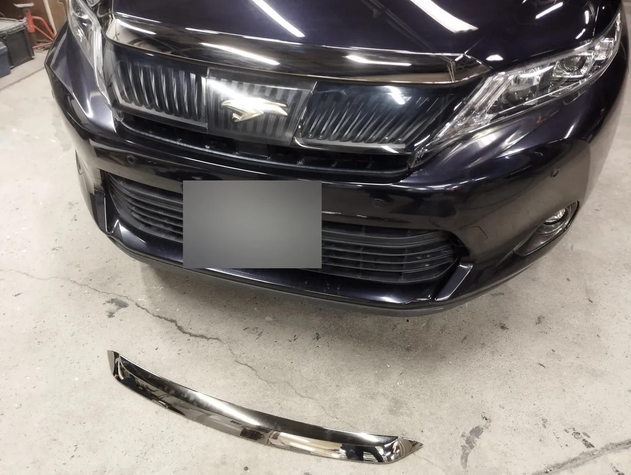 フードモールを取り付けた60系ハリアーの正面と、床に置いたもう1本のフードモール