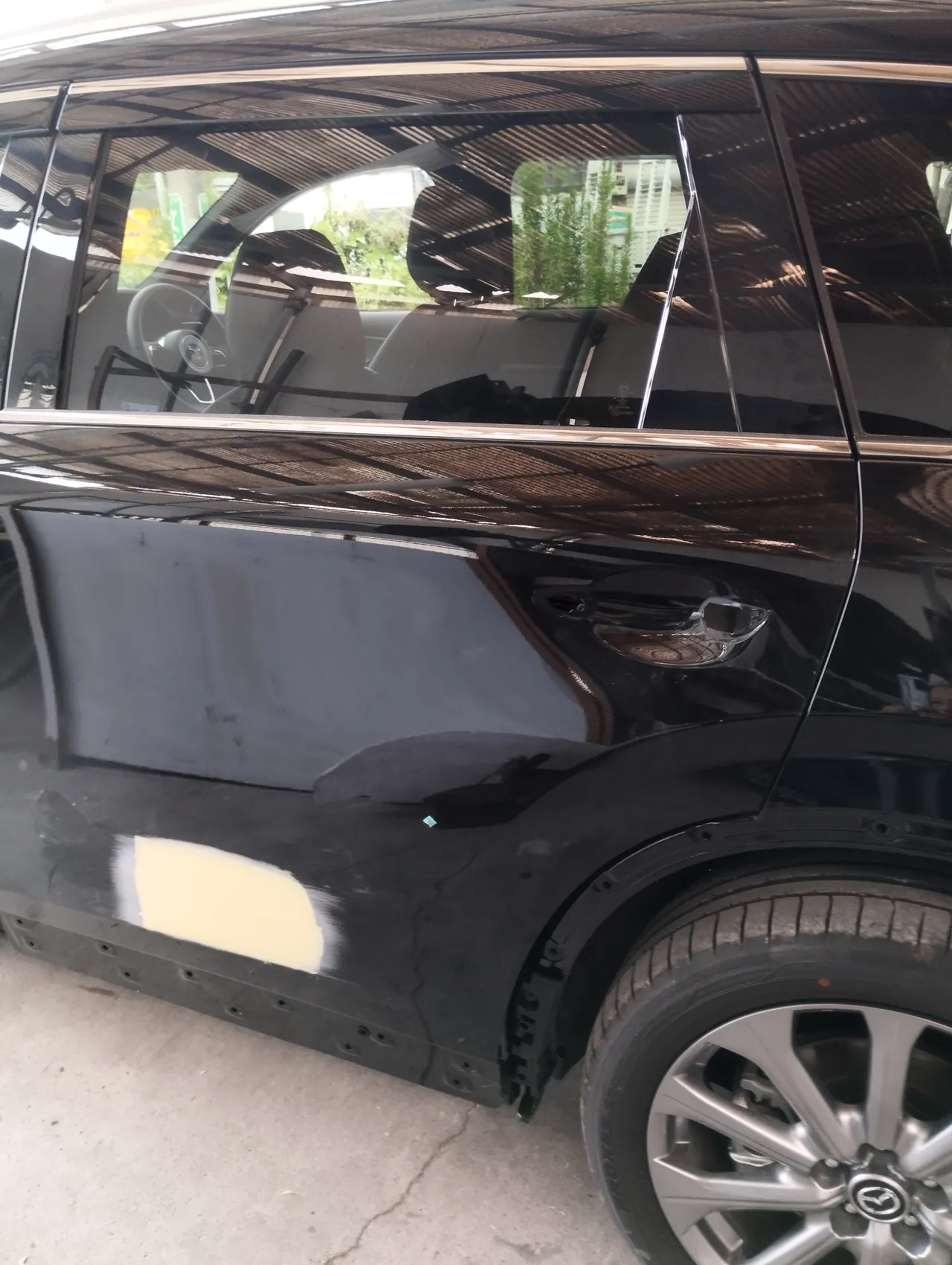 CX-80の左リヤドア下の前寄りに付け、研いで平らにしたクリーム色のパテ