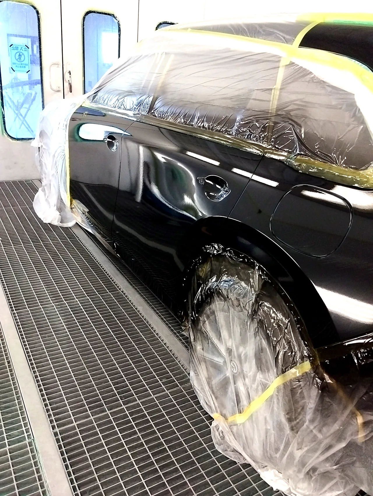 塗装ブースで塗り終えたCX-80の左側面。左リヤフェンダーから左前ドアまで