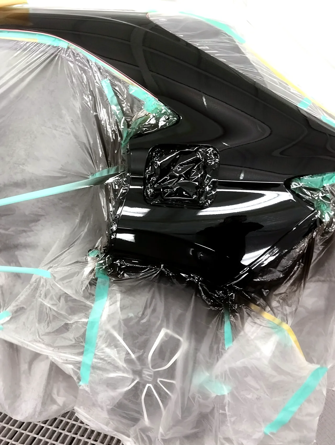 NH731Pで塗り終えたヴェゼル e:HEVの左リヤクオーター（塗装ブース）