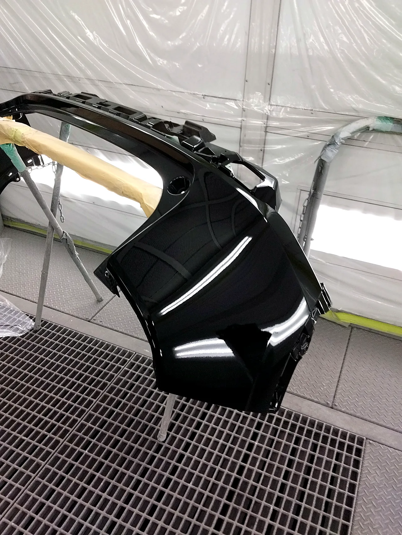 NH731Pで塗り終えた、ヴェゼル e:HEVのリヤバンパー（塗装ブースの台の上）