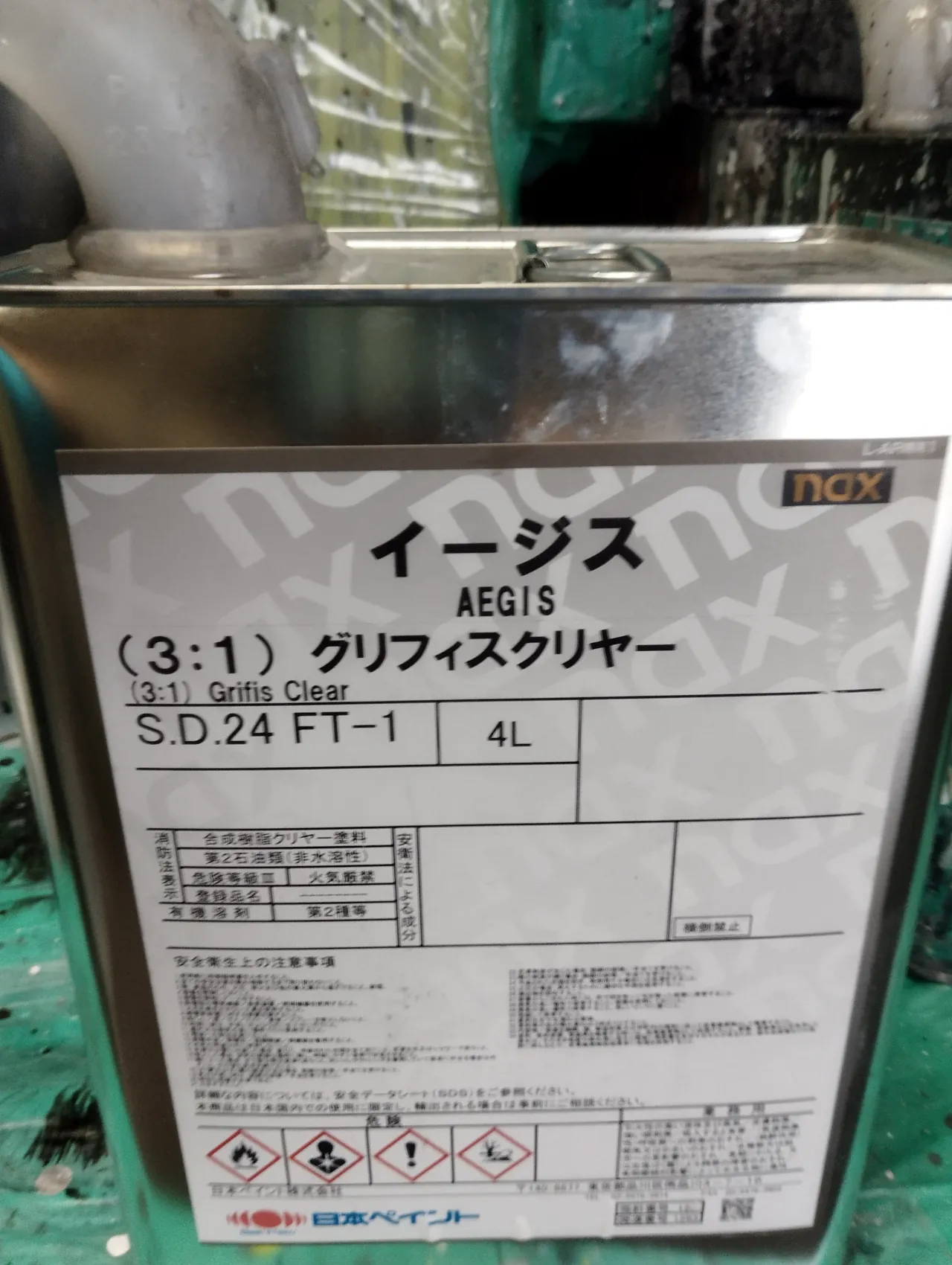 レクサスESの塗装のときに写したクリヤーの缶（日本ペイント nax イージス・3:1 のグリフィスクリヤー）
