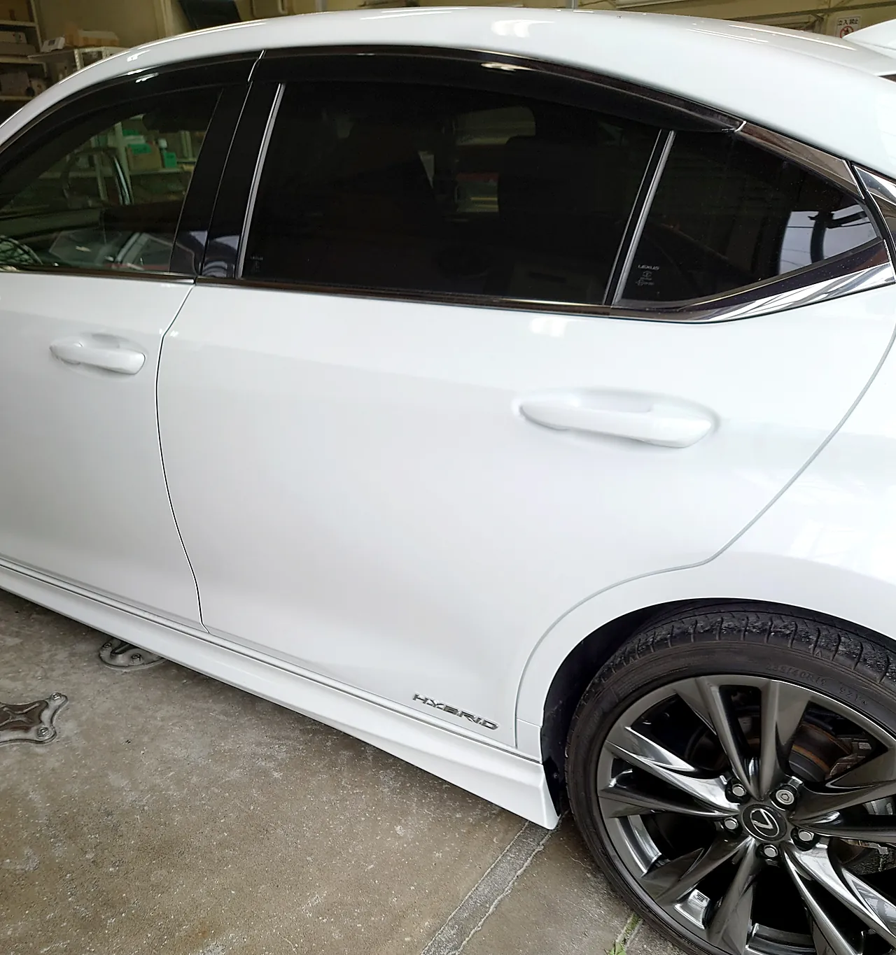 修理を終えたレクサスES300hの左リヤドアと後輪の前の縁（前寄りから・完成）