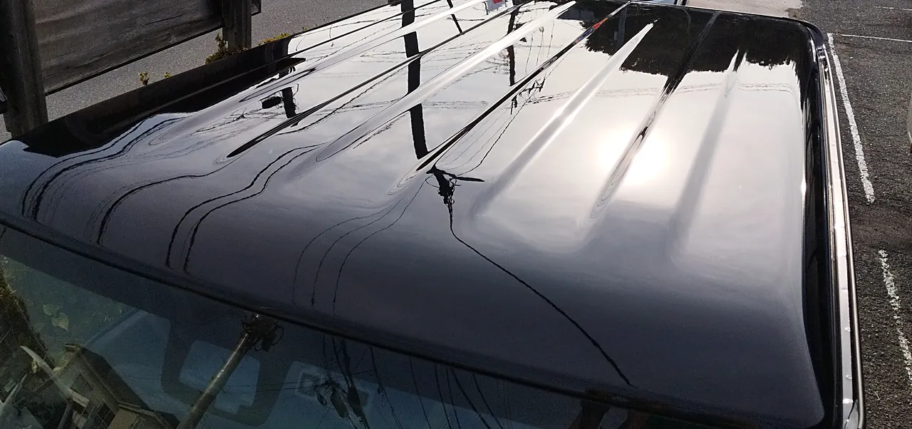 修理を終えたジムニー（JB64）の黒い屋根を前から見下ろす（完成・屋外）