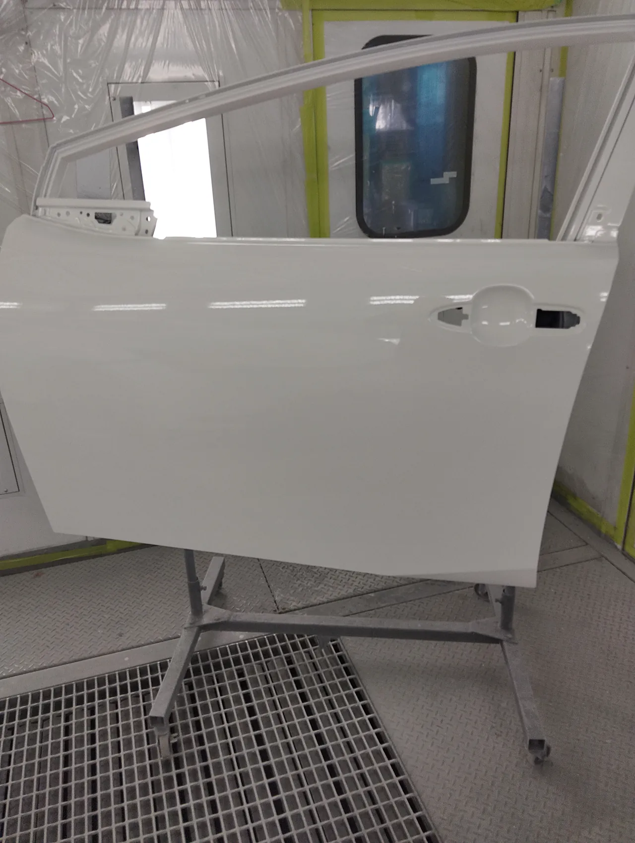 040の白に塗り終えた、60系プリウスの新しい左フロントドア（塗装ブースのスタンド）