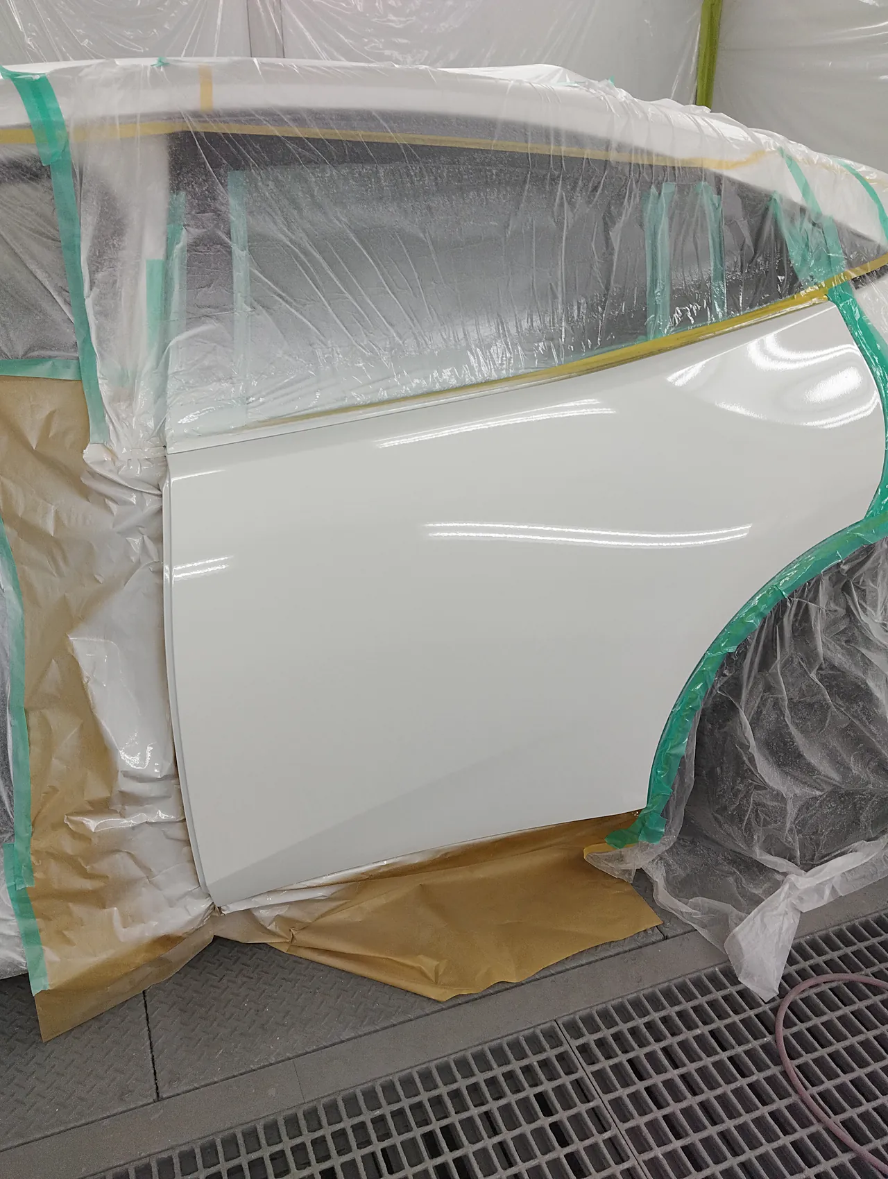 040の白で塗り終えた60系プリウスの左リヤドア（塗装ブース）