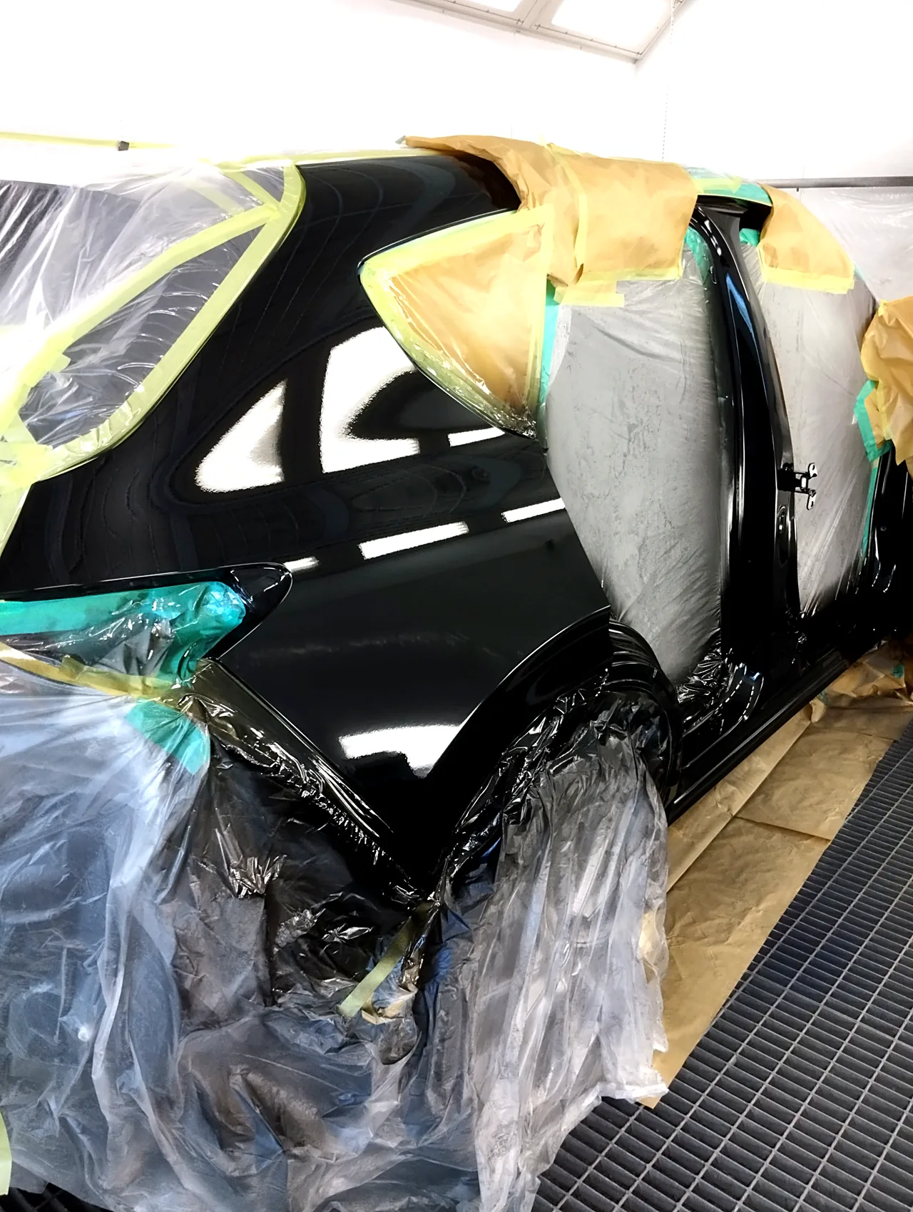 41Wで塗り終えたマツダ CX-60の右リヤフェンダーと、ヒンジの付いたBピラー（塗装ブース）