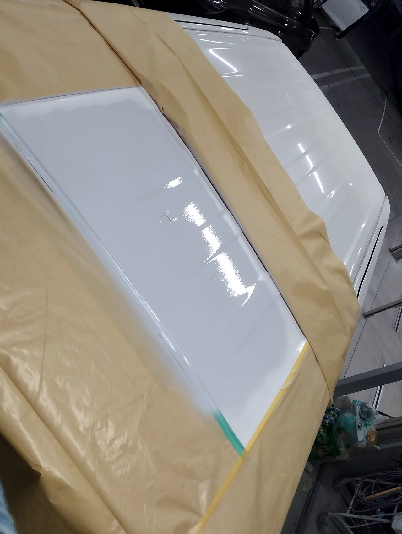 補修した範囲に白いサフェーサーを吹いた直後の90系ノアの屋根（まわりはマスキング）