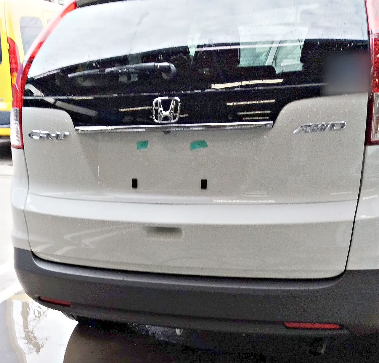 修理後のホンダ CR-V の後ろ姿。取り替えたバックドアとリヤバンパー