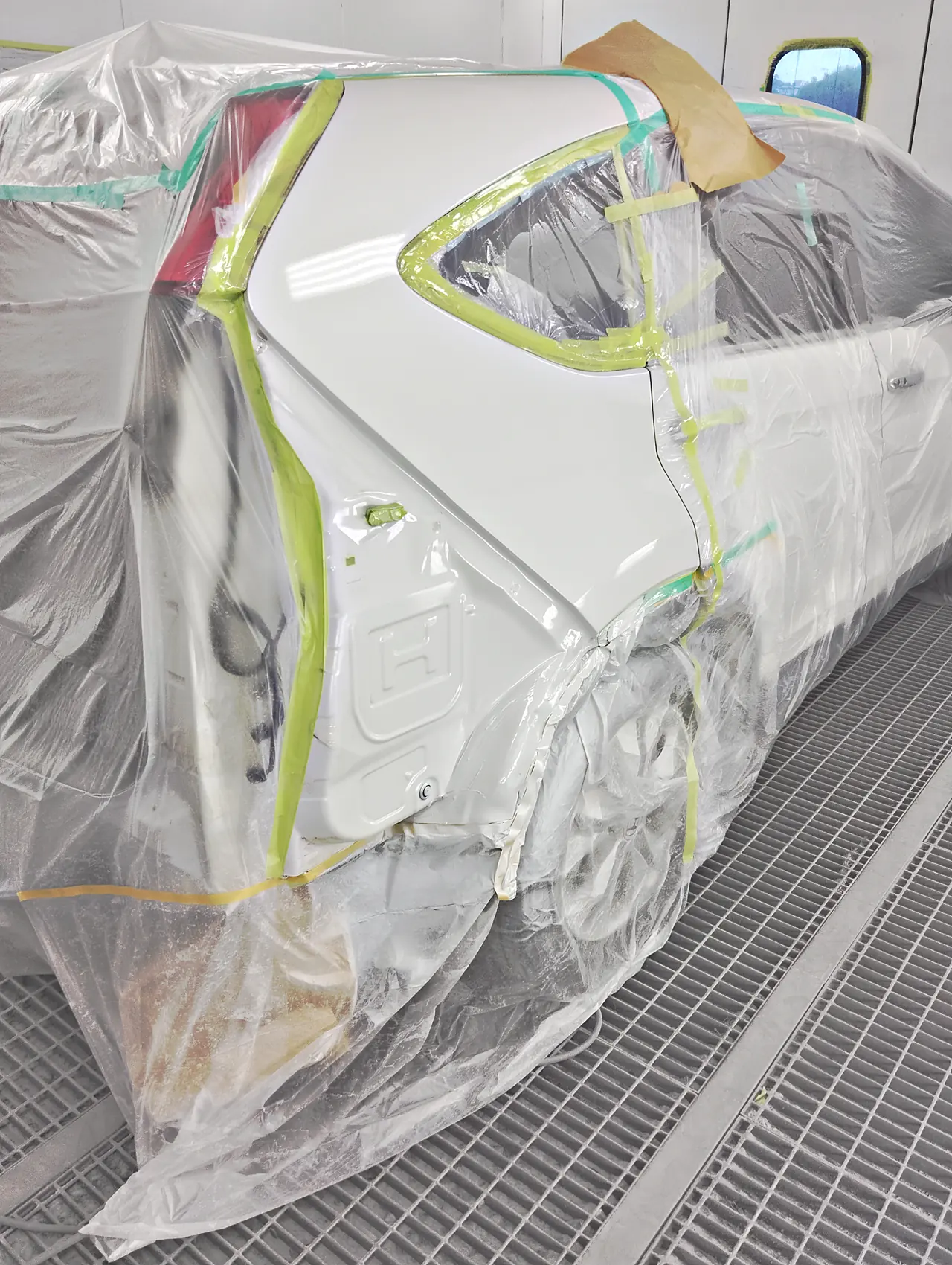 塗装ブースでNH788Pに塗ったホンダ CR-V の右リヤクォーター。同じように窓やランプの際で区切る