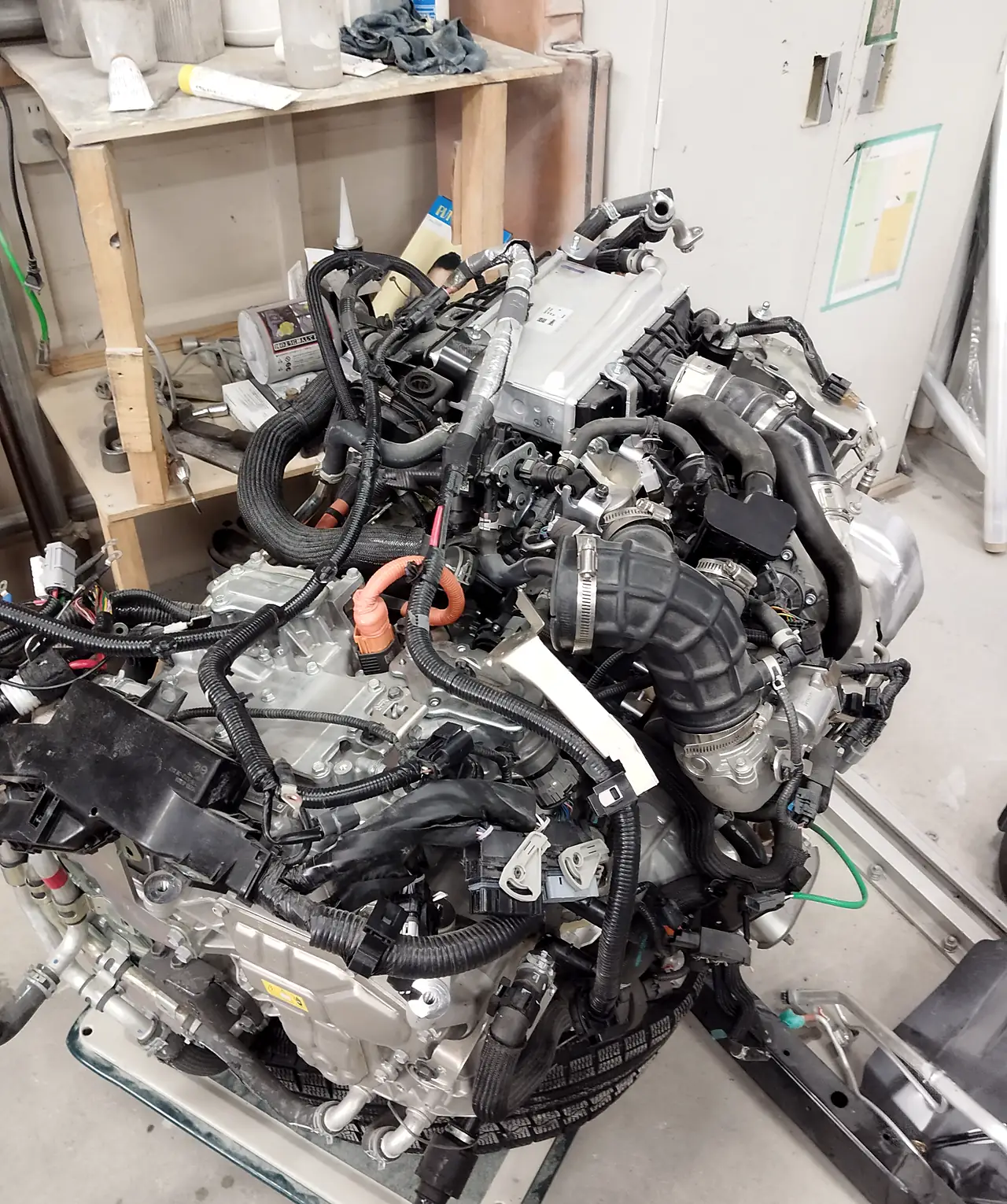 エクストレイル（T33・e-POWER）から降ろしたパワーユニット。オレンジ色の太い配線が付いたエンジンと駆動部