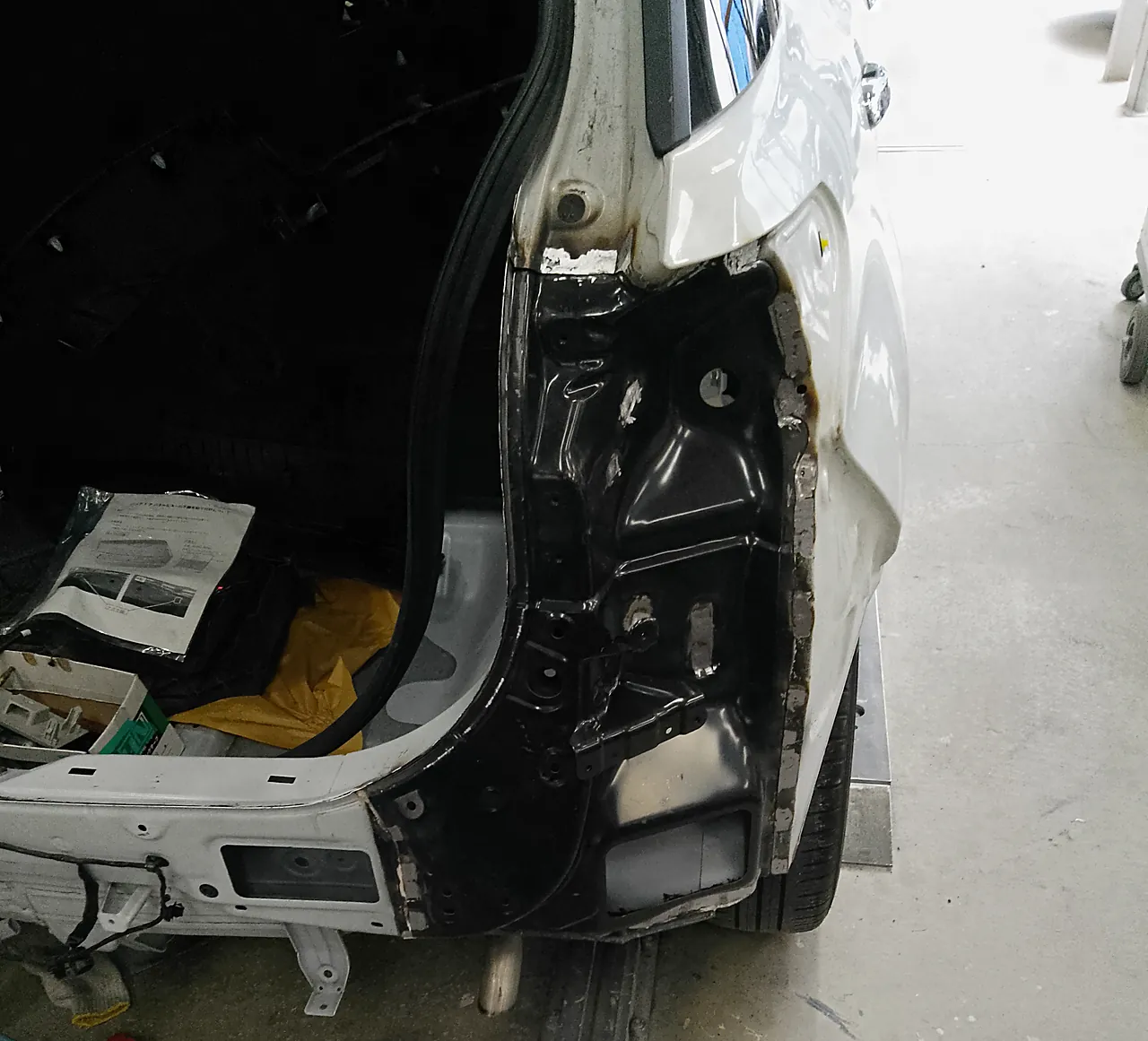 新しいパネルを付けたライズの右後ろの角（まだ車の色が塗られていない状態）