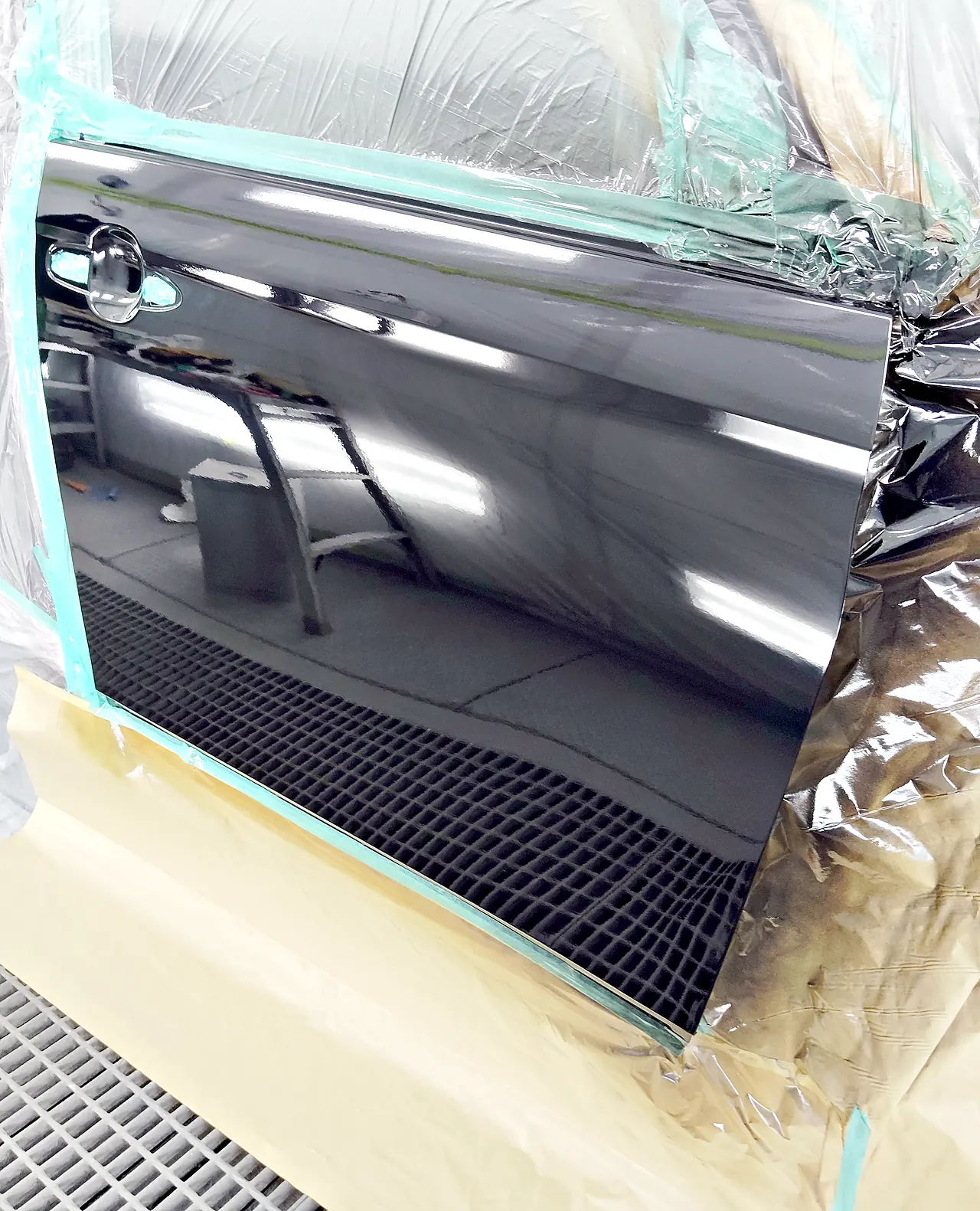 車に付けたまま218の黒に塗り終えた、90系ヴォクシーの右のフロントドア（塗装後）