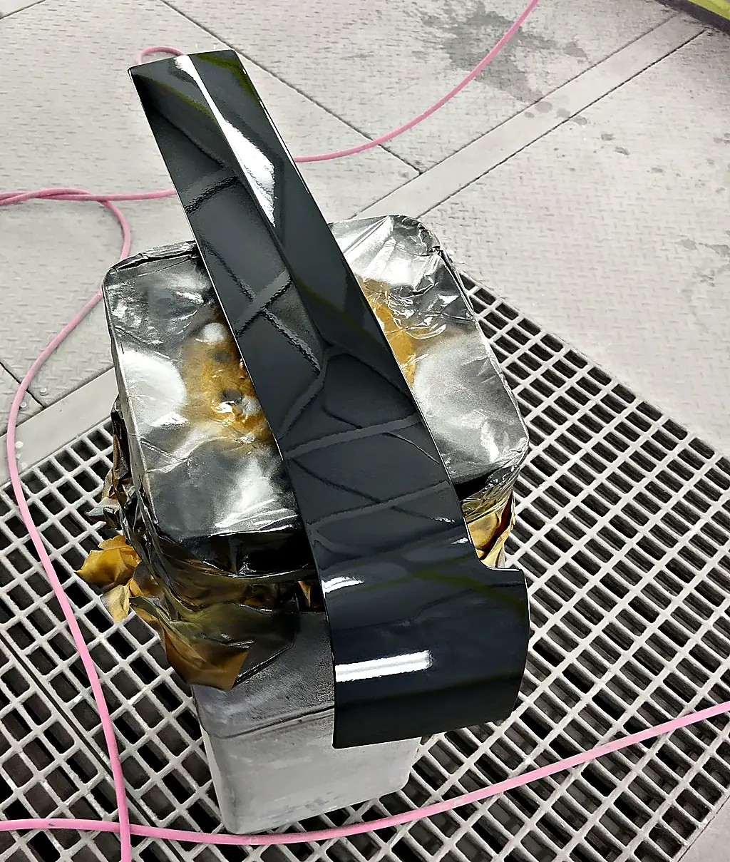 同じ塗装ブースで単体で塗り終えた、スペーシア カスタムの細長い外装部品