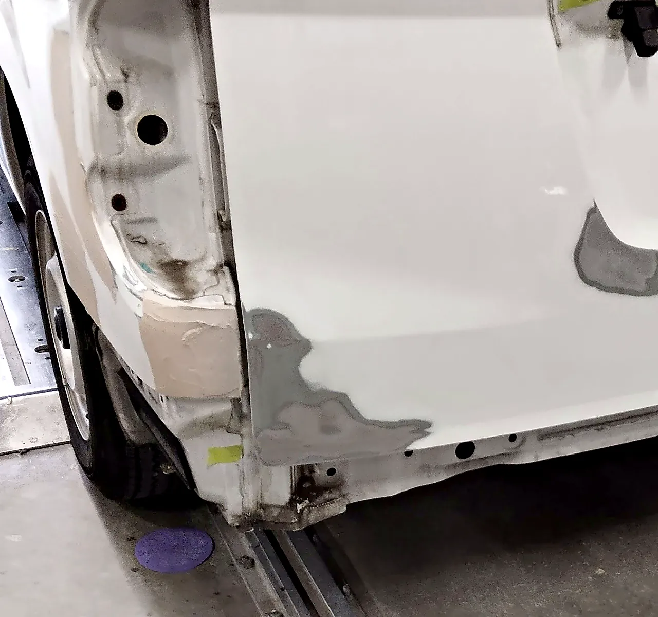 NV200バネット バンの左リヤクォーターの下の角にパテを付けたところ。バックドアの下側にも研いだ跡