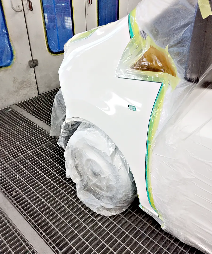 カラー番号QM1の白で塗り終えたNV200バネット バンの左フロントフェンダー（塗装後）