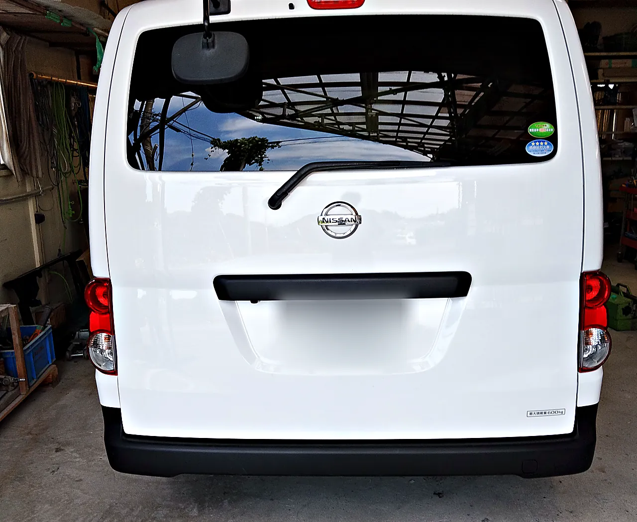 部品を組み付けたあとのNV200バネット バンの後ろ姿。新しいリヤバンパーと左のテールランプ、付け直した右のテールランプ（NV200・VANETTEのバッジを付ける前）