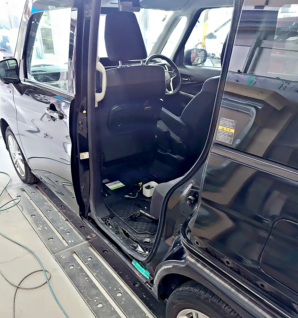 左スライドドアを外したソリオ。ドアの開口部から車内の座席が見える