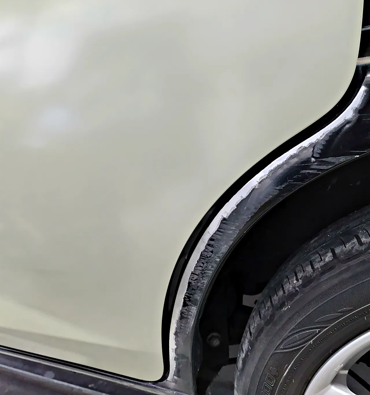 ソリオに一度取り付けた、取り寄せた左スライドドア（まだ車の色が塗られていない状態）と、すぐ後ろのアーチの縁の傷