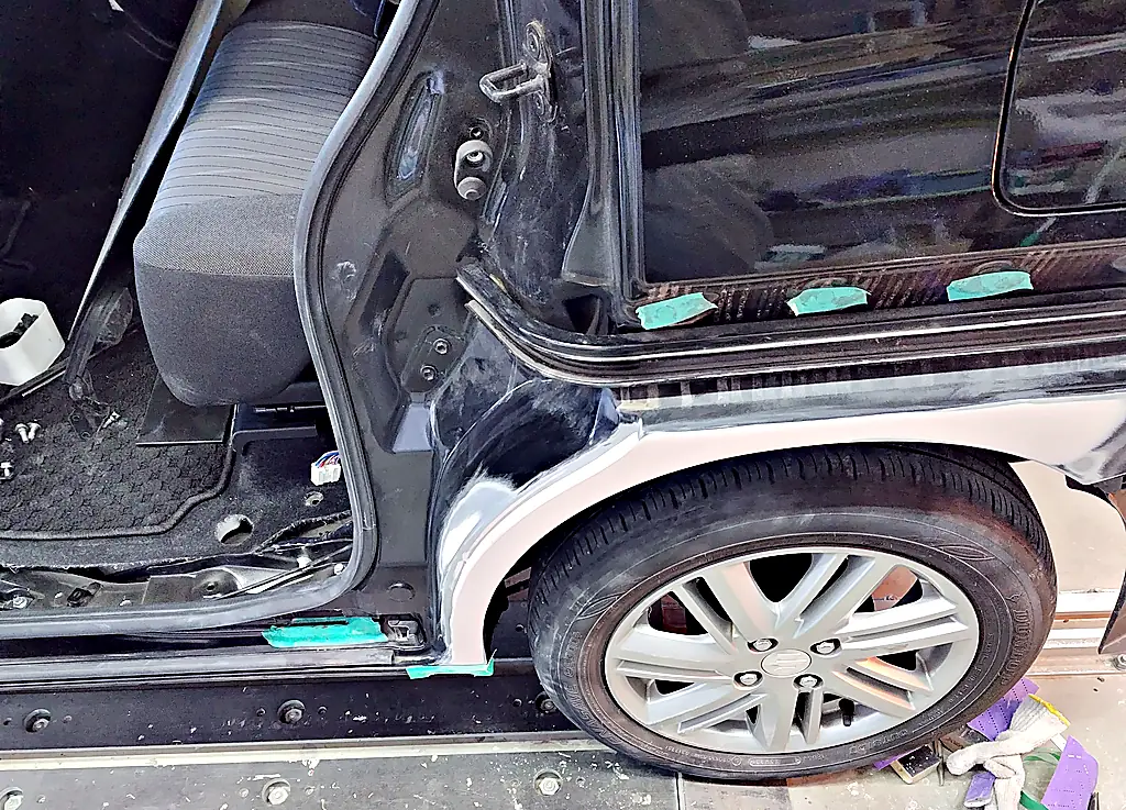 1回目のパテを研いで平らにしたソリオのアーチまわり（スライドドアは外してある）