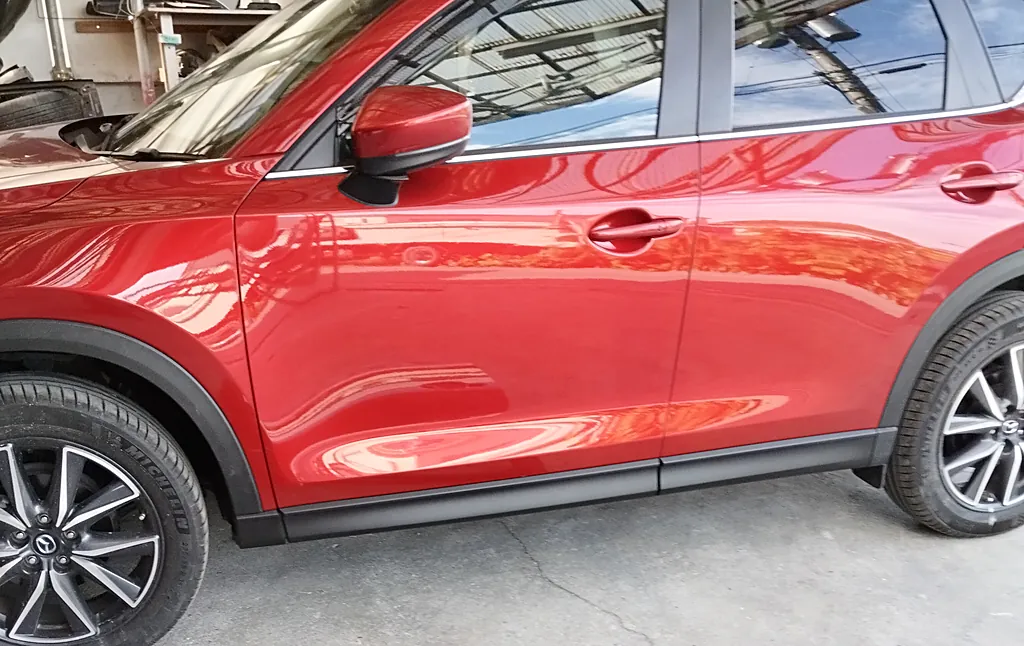 修理後のCX-5の左側面を横から。取り替えた前ドアと塗り直したフェンダー・左リヤドア（部品の組み付けのあと）