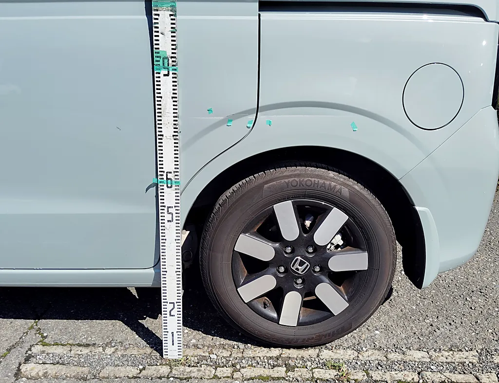 フリード e:HEVの左側面の後ろに目盛りの棒。スライドドアとリヤクォーターの境目のあたりに緑のテープ（修理前）