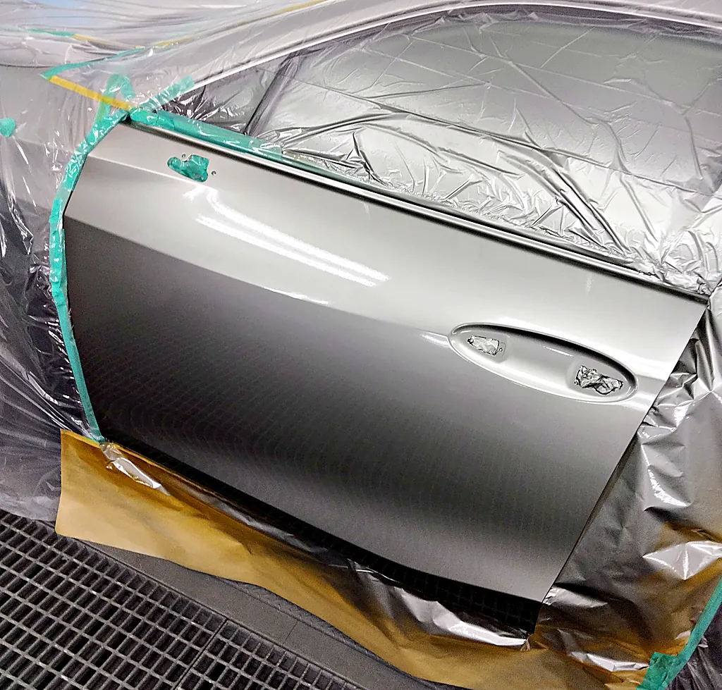 レクサスUX250hの左前ドア。1J7で塗り終え、ドアの面に照明が映り込むつや（塗装ブース）