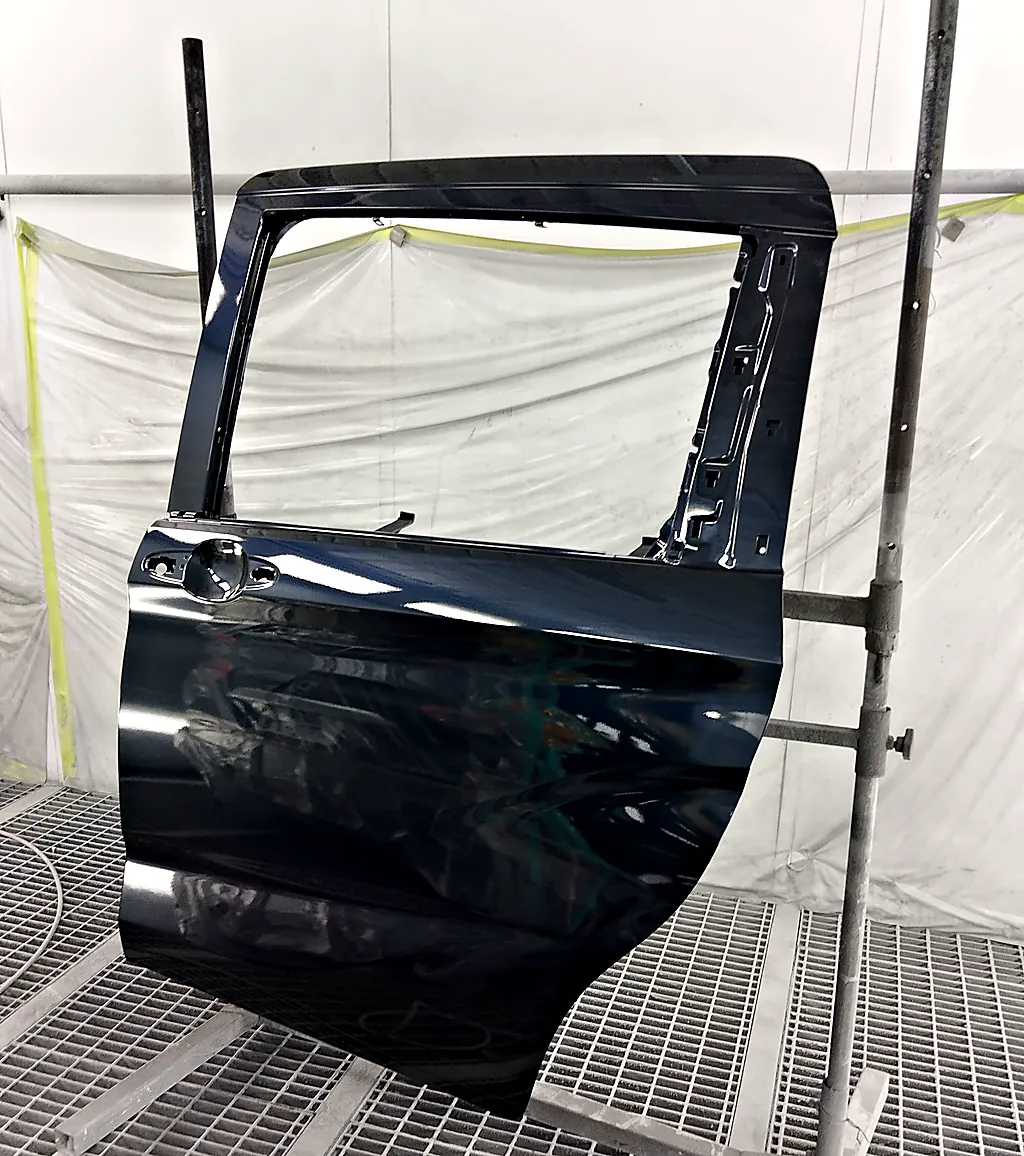 カラー番号B610Mで塗り終えた、フリード(2代目)用の新しい左スライドドア(塗装ブースの台の上)