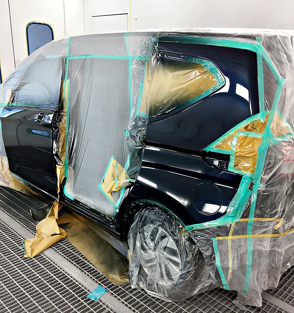 カラー番号B610Mで塗り終えたフリード(2代目)の左前ドア・サイドシル・左リヤクォーター(塗装ブース・ほかはビニールで覆った状態)