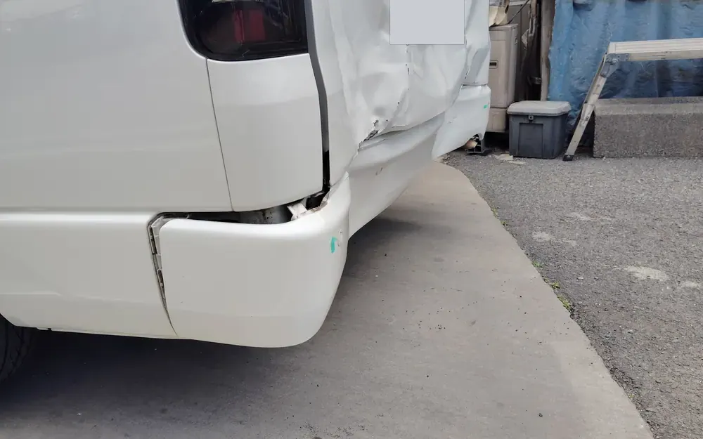 ハイエースの実車。運ばれてきた状態のまま、まず損傷の範囲を確認します