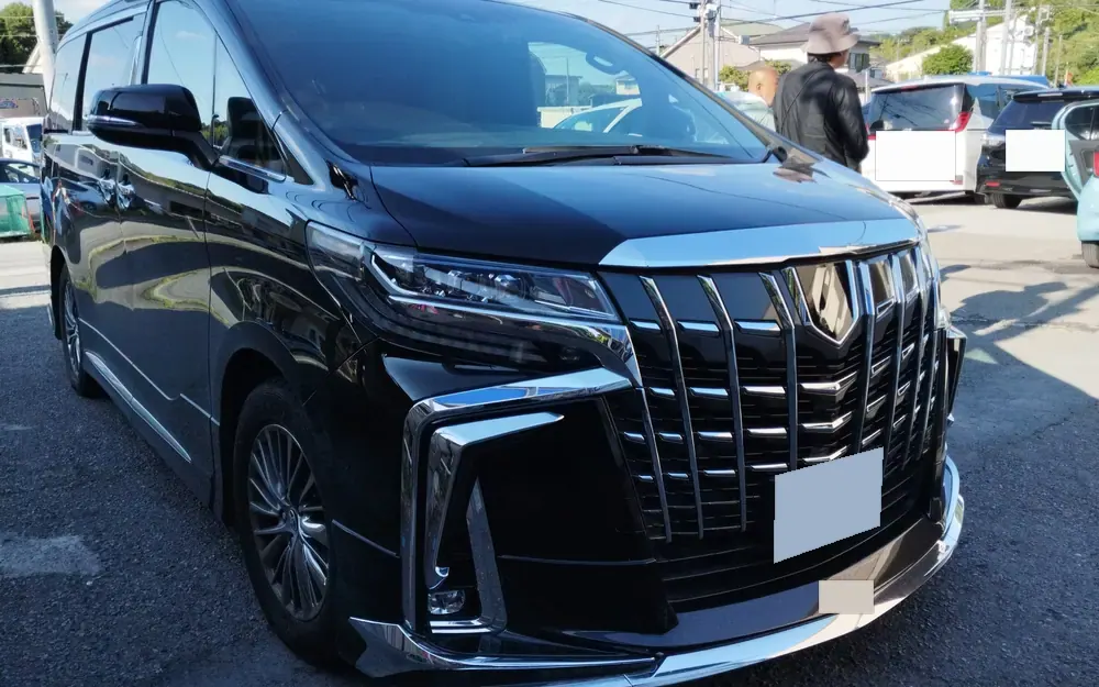 アルファードの実車。先進安全装備が付いた車では、専用の機械で状態を確認します