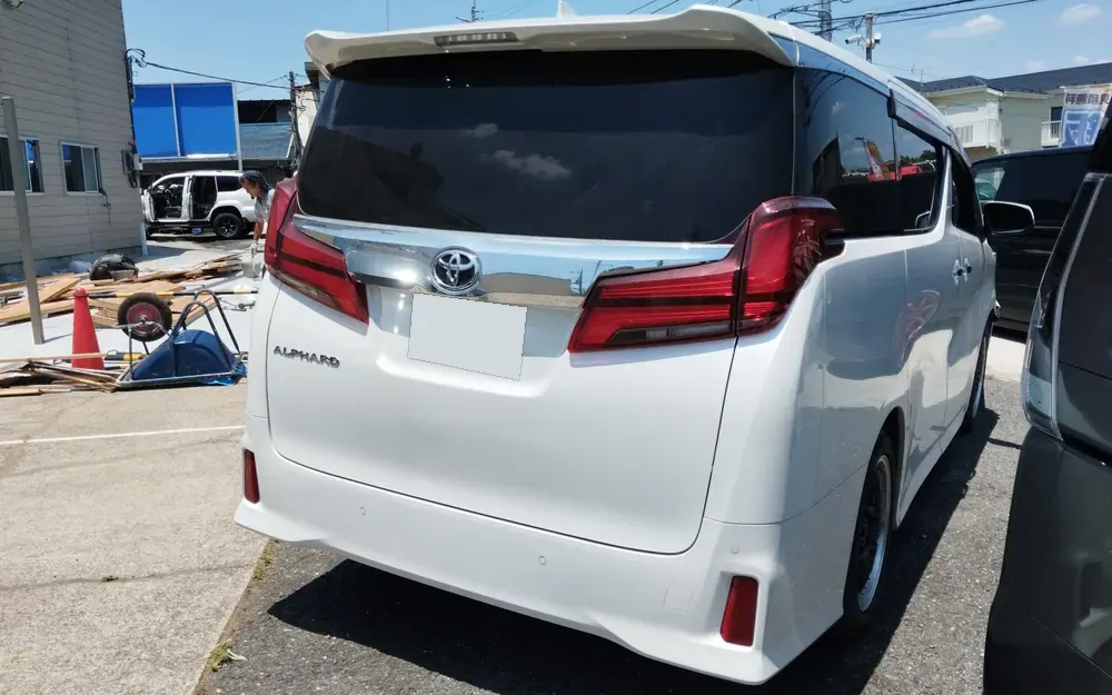 アルファードの実車。外して初めて見える部分。ここに損傷が見つかることがあります