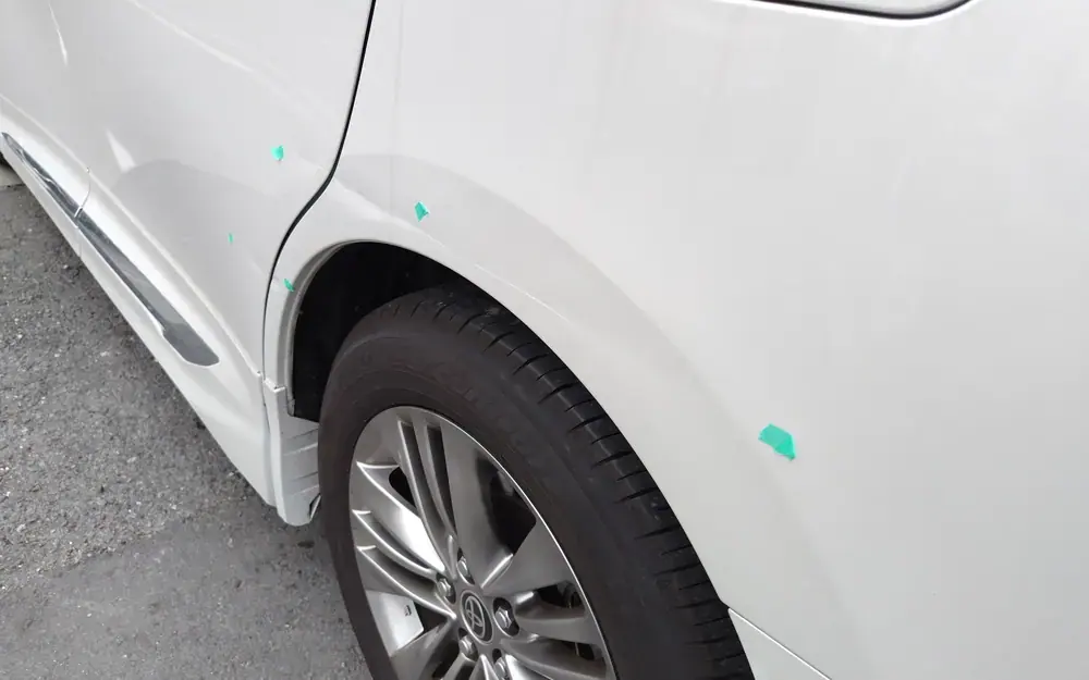 アルファードの実車。お預かりしたあと、まず全体の状態を確認します