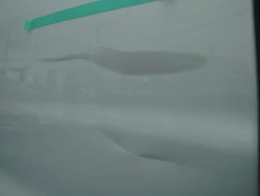 光の映り込みで、面が整っているかを確認します