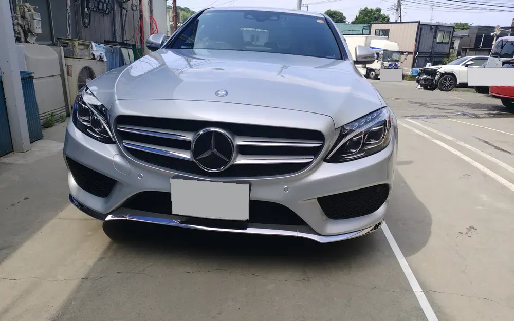 ベンツの実車。輸入車の部品。国産車より高くなりやすく、届くまでも時間がかかります