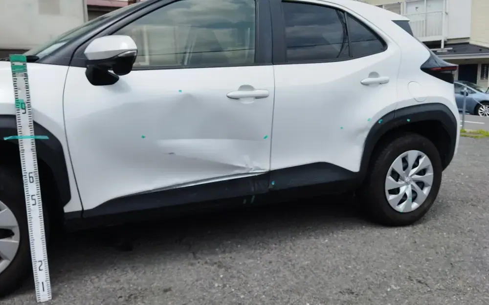 ヤリスクロスの実車。タイヤやライトの近くまで届いている損傷。この位置は乗る前にご相談ください