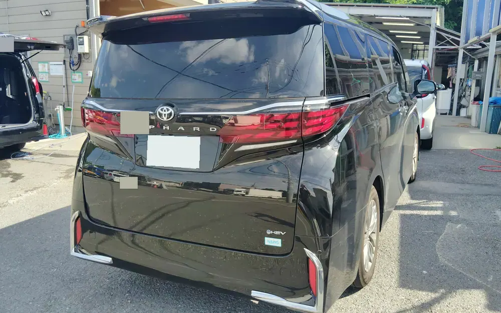 アルファードの実車。1枚のドアを直すために、内側の部品を外していきます